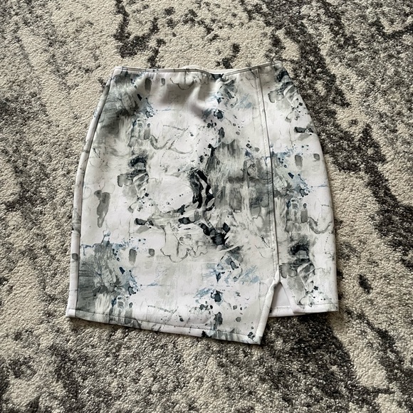 Abercrombie & Fitch - Women’s White and Blue Mini Skirt - XS - Picture 1 of 4